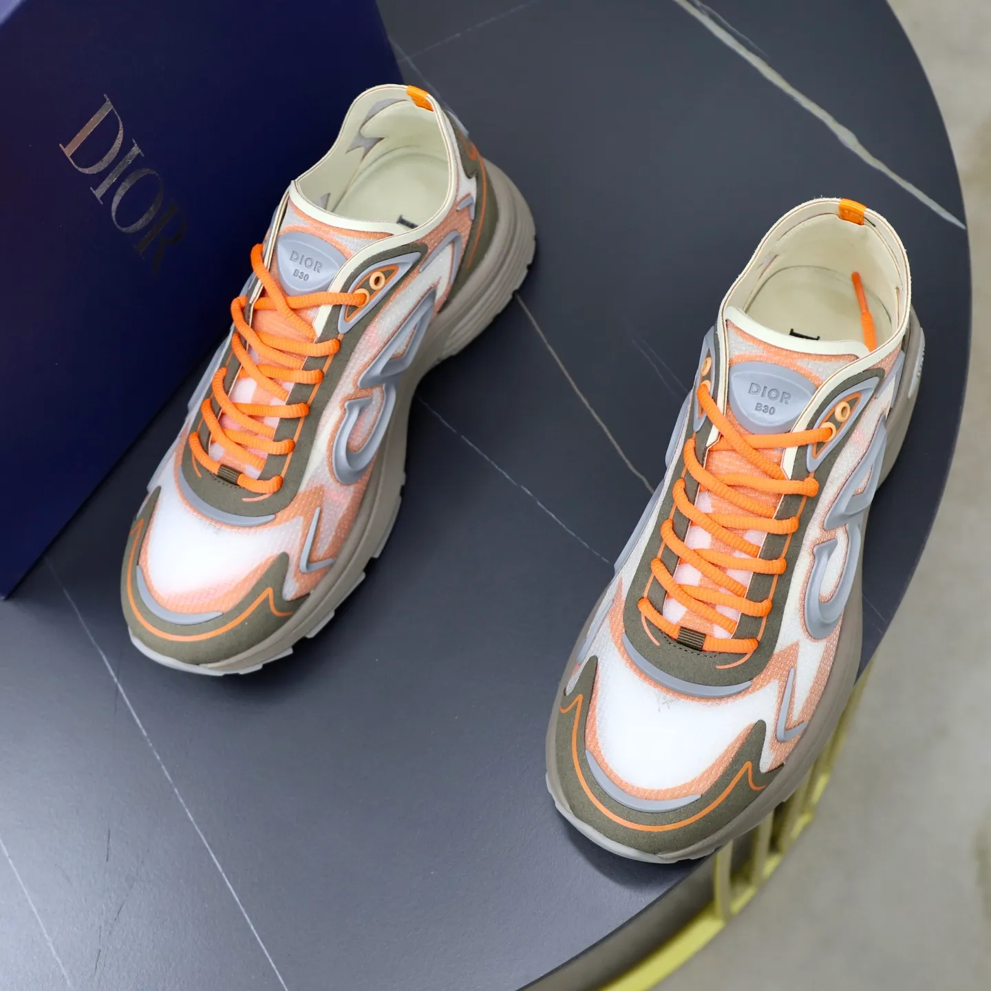 Ex-factory price: 560💰DIOR#B30 COUNTDOWN TECH shoes 1. Inspired by lighter running shoes this season 2. Made of multi-layer transparent nylon upper, futuristic 3. CD30 rubber logo on the tongue/heel to highlight the brand style 4. Equipped with ultra-light foam midsole for the ultimate comfortable wearing experience 5. The entire series uses WELDED (seamless bonding) technology to ensure durability and lightness 6. Full size dopamine color matching, 39-45 (38, 46 customized)